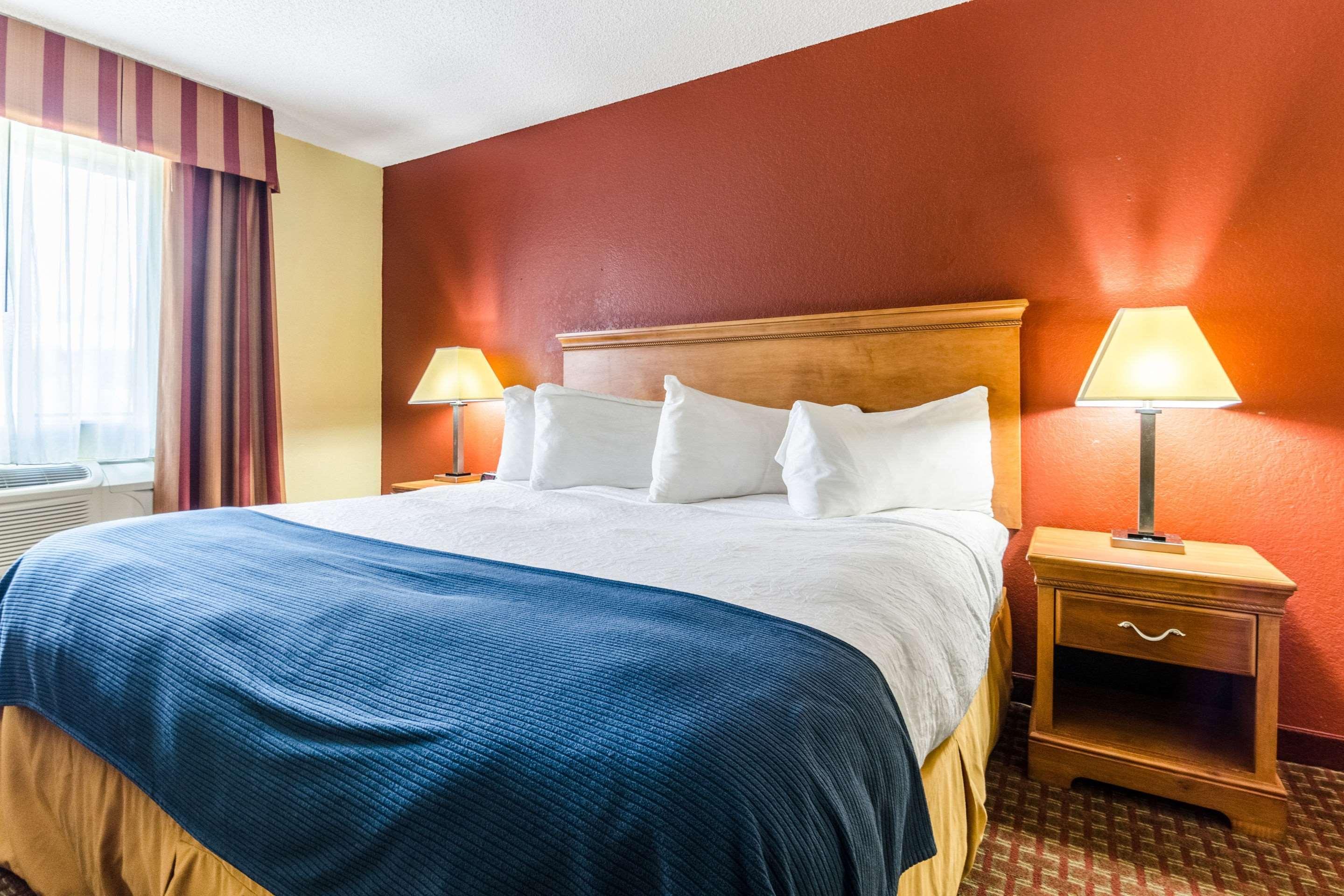 Rodeway Inn & Suites Jacksonville Near Camp Lejeune Экстерьер фото