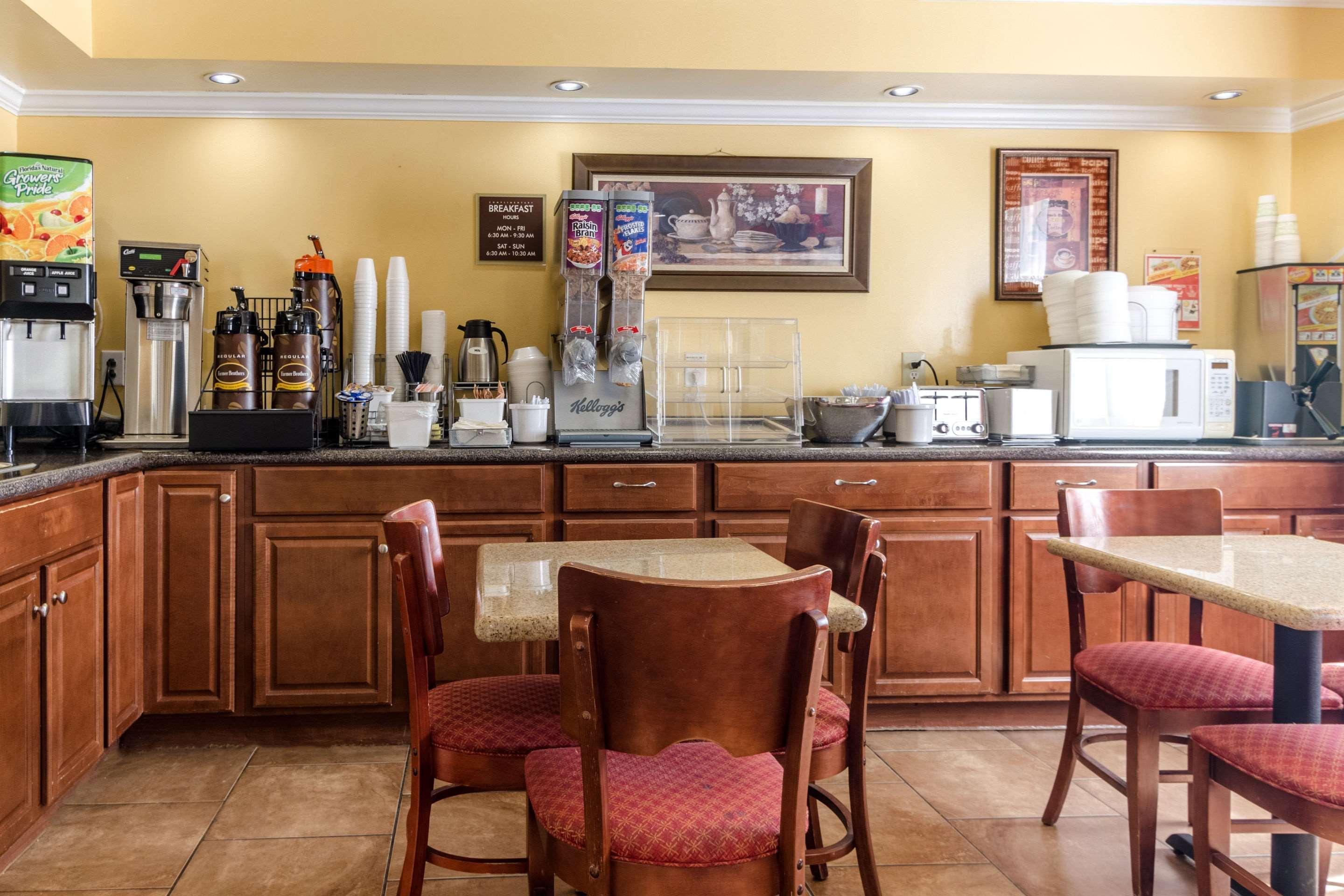 Rodeway Inn & Suites Jacksonville Near Camp Lejeune Экстерьер фото