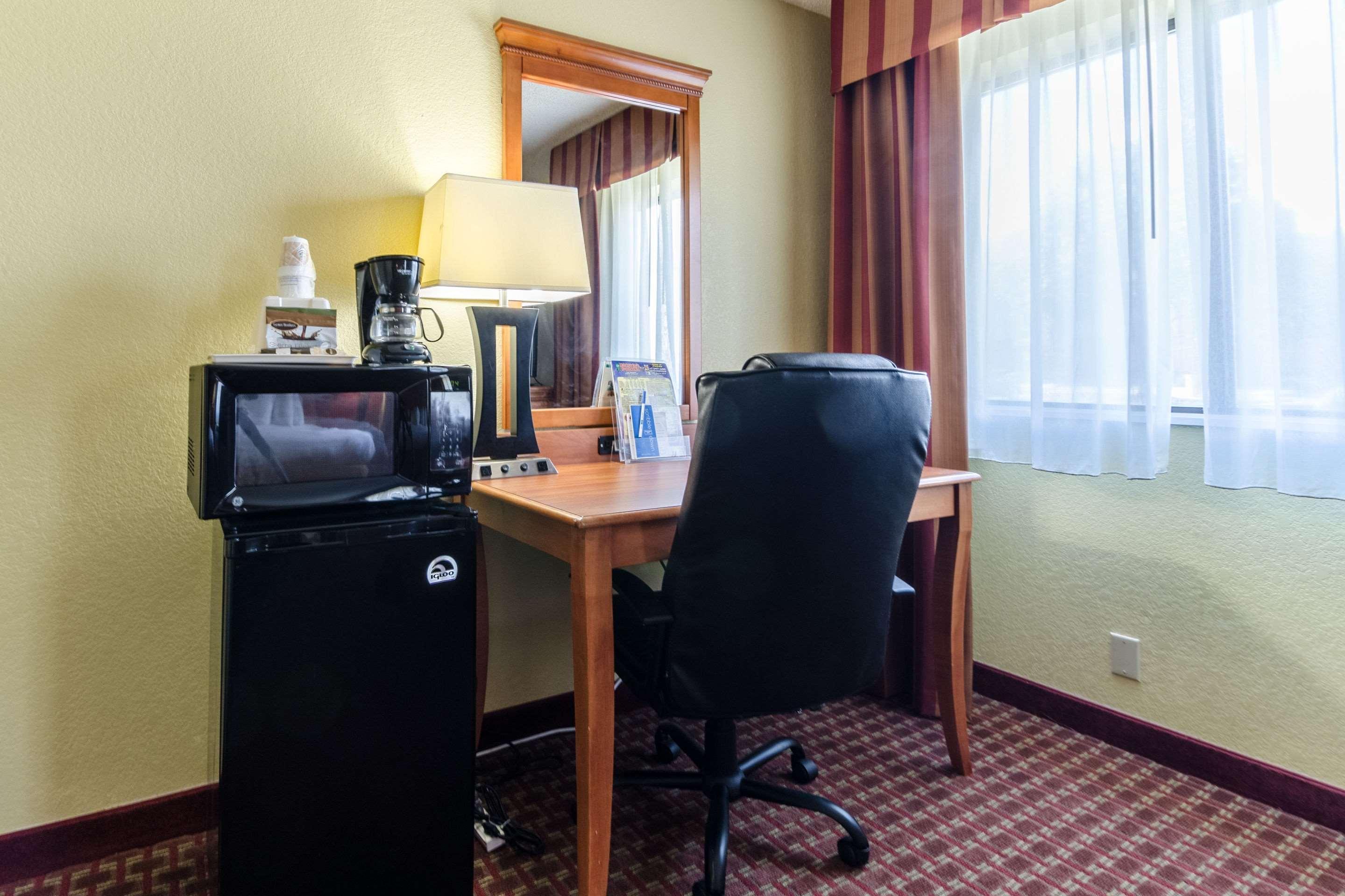 Rodeway Inn & Suites Jacksonville Near Camp Lejeune Экстерьер фото