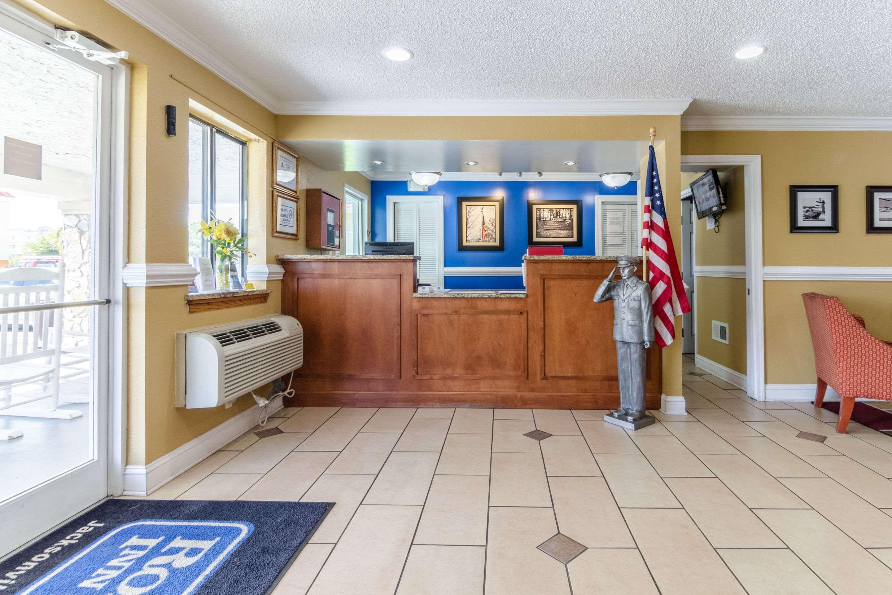 Rodeway Inn & Suites Jacksonville Near Camp Lejeune Экстерьер фото