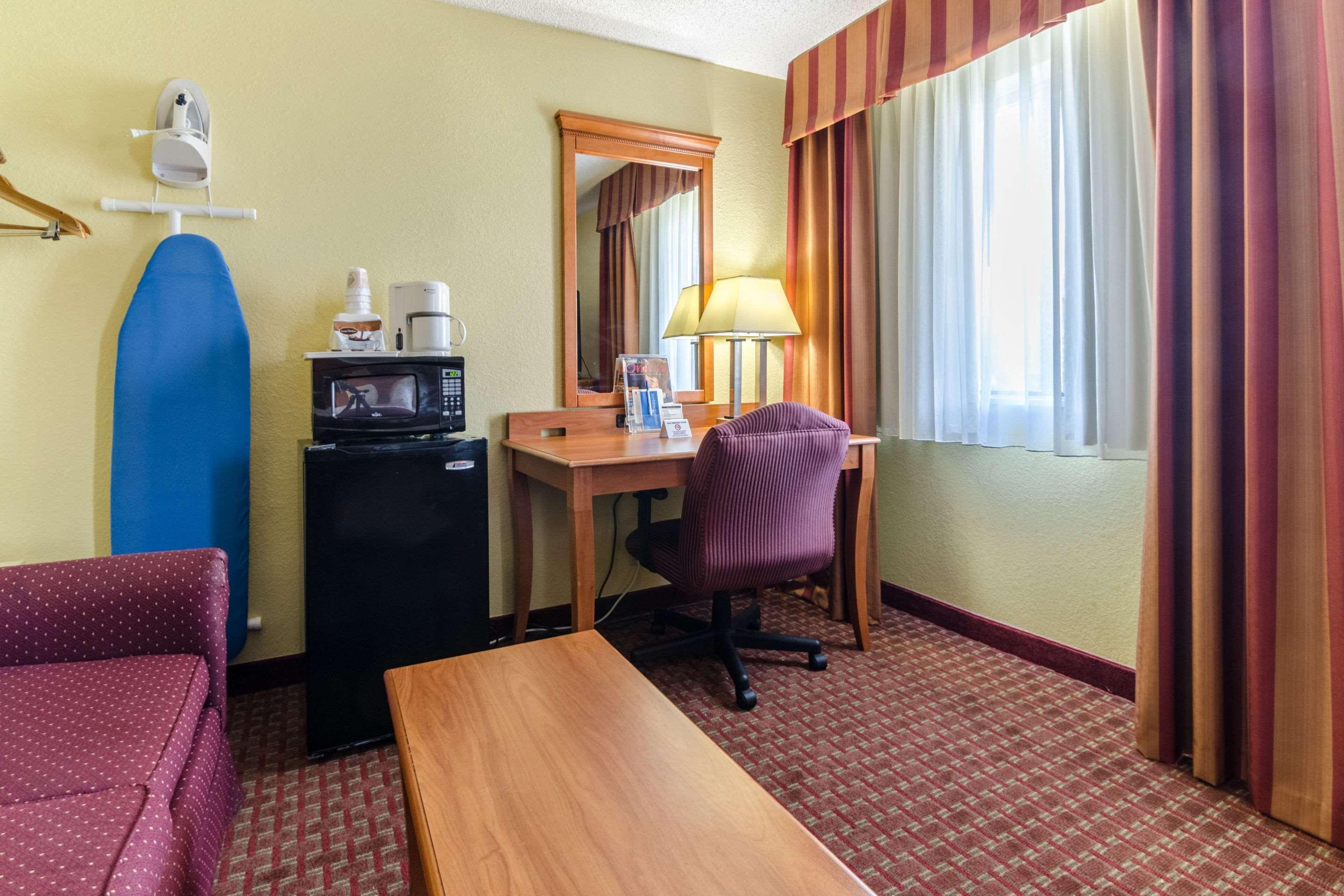 Rodeway Inn & Suites Jacksonville Near Camp Lejeune Экстерьер фото