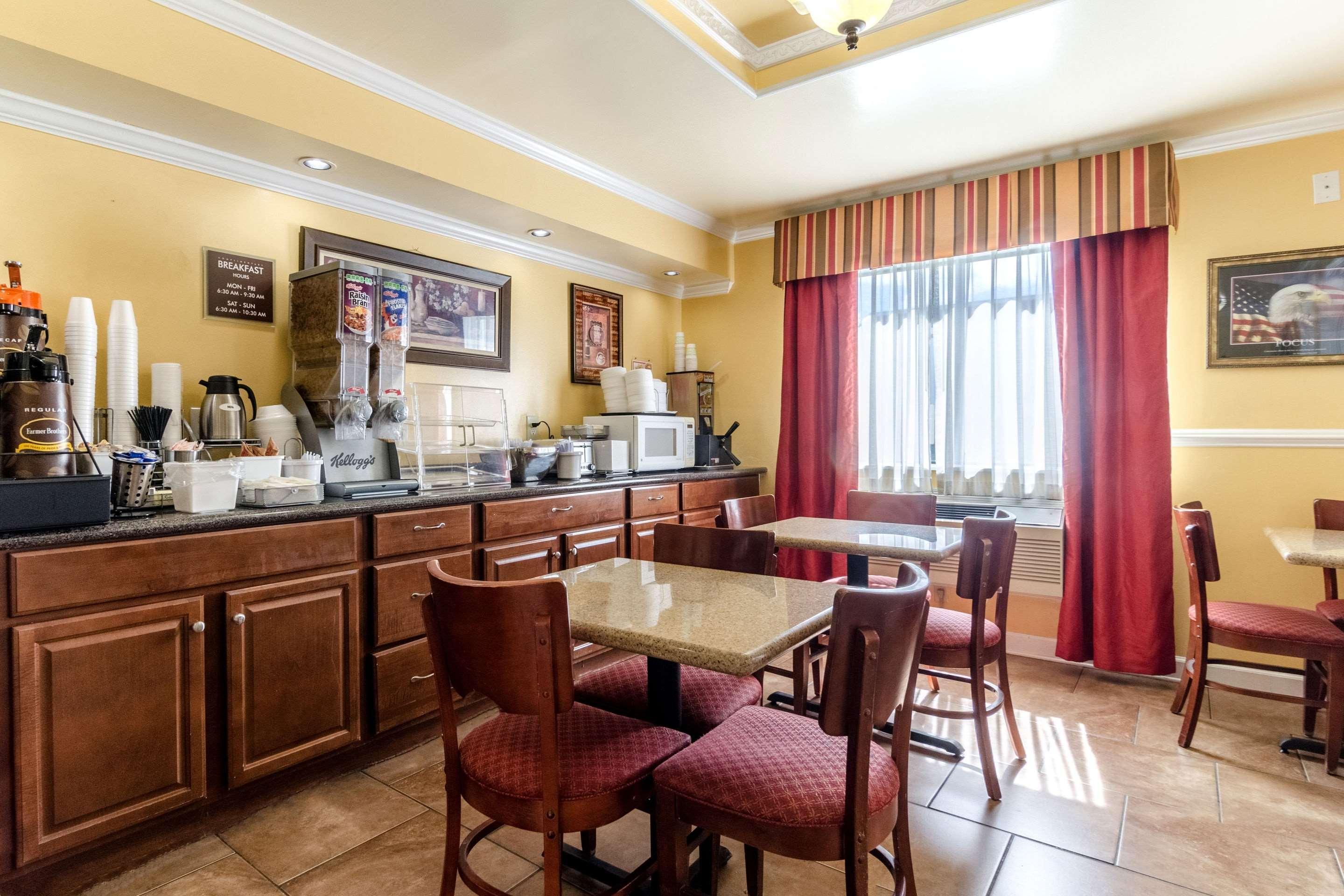 Rodeway Inn & Suites Jacksonville Near Camp Lejeune Экстерьер фото